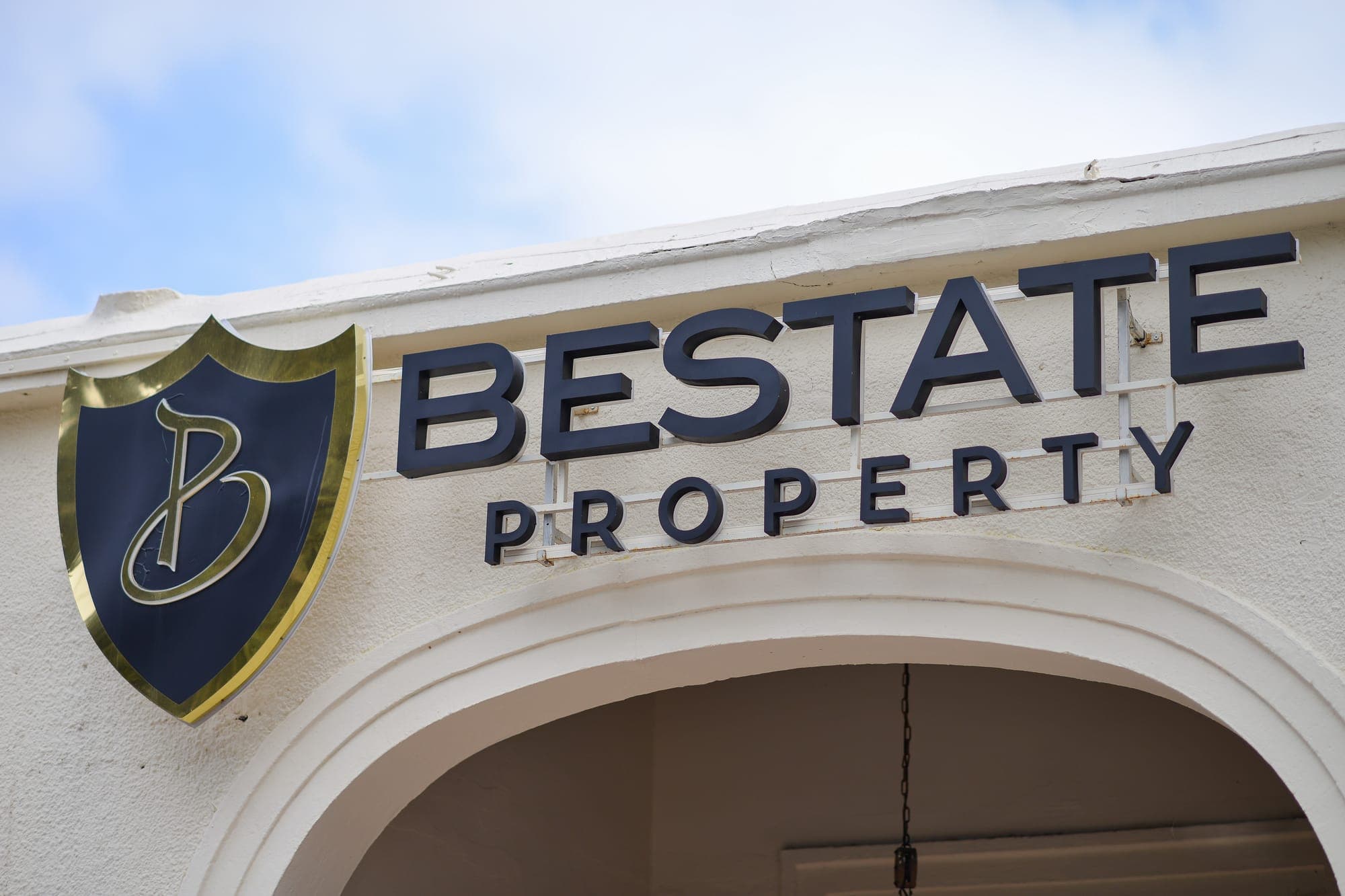 BESTATE PROPERTY Girne ofisinin dış cephesi ve tabelası